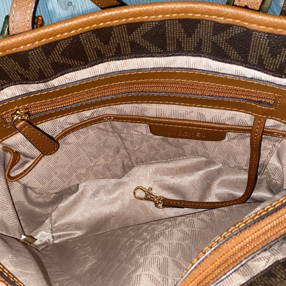 ✨Like New✨ Michael Kors Jet Set Snap Pocket Medium Tote- Brown - Picture 9 of 12